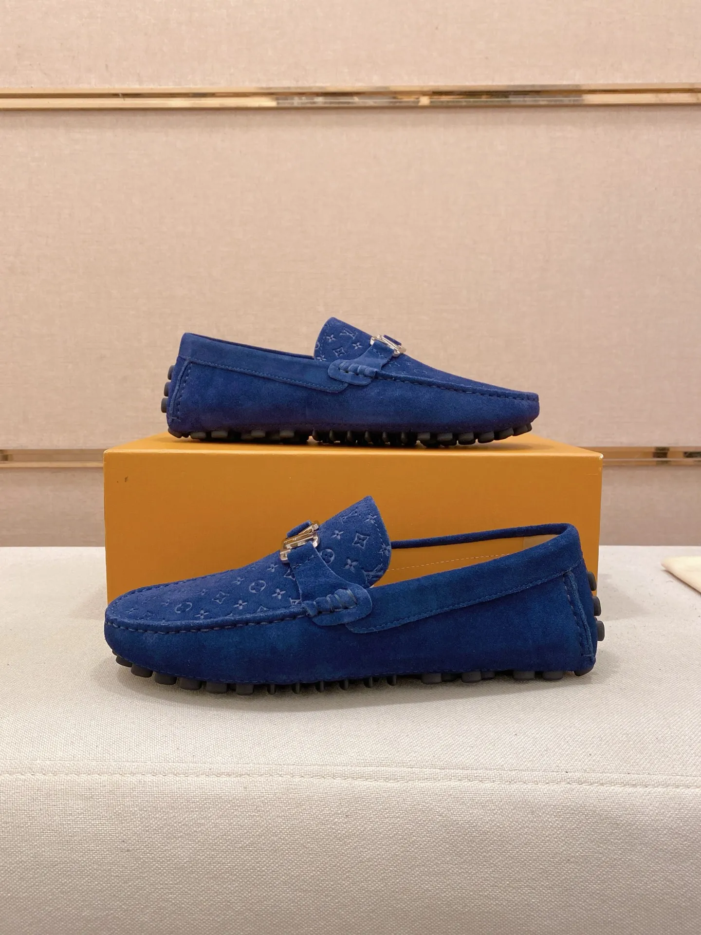 Factory price: 500💰High-end quality! LV 🆕🆕Exclusive hot-selling products in stock🔥🔥New products on the shelves, high-quality Ferragamo men's pea shoes, high-end casual driving shoes, with complete packaging! 💪 💪 Material: Imported suede cowhide 🐂 + Imported high-quality buffalo leather lining + wear-resistant outsole 👍🏻👍🏻 Features: High-end and comfortable, purely handmade 🚀 🚀 Create the perfect shoes that suit you best 🔥 🔥 Size: (38-44) 45 standard size can be customized!